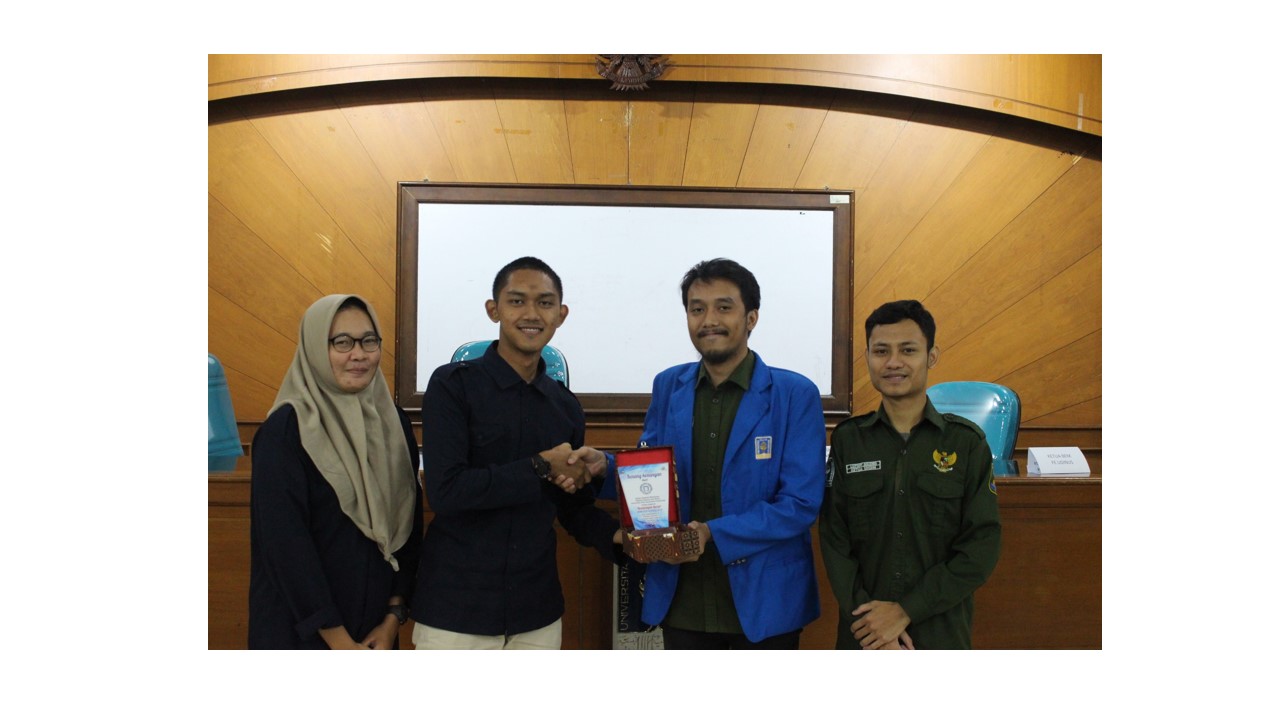 pemberian cinderamata dari BEM FEB Universitas Dian Nuswantoro kepada LEM FE Universitas Islam Indonesia